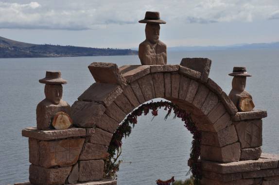 Um dos arcos de pedra da ilha de Taquile, no lago Titicaca, no Peru
